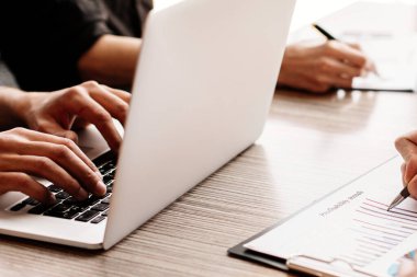 Finansal tabloları analiz eden bir grup çalışan