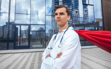 Kapat. Paramediklerin süper kahramanı şehir caddesinde duruyor..