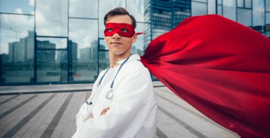 Kapat. Doktor süper kahraman kendinden emin bir şekilde ileriye bakıyor..