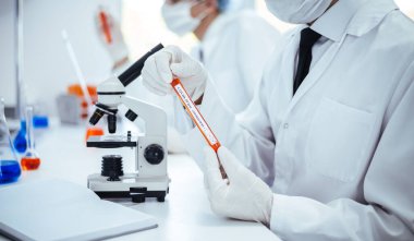 Kapat. Bilim adamı tüpteki yazıyı test ile okuyor..