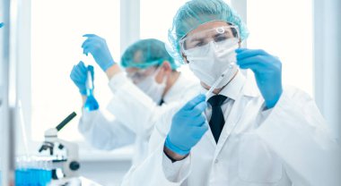 Tıp laboratuarındaki laboratuvar asistanının arkaplan resmi