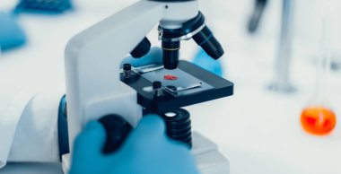 Kapat. Bilim adamı mikroskoptan bakıyor..