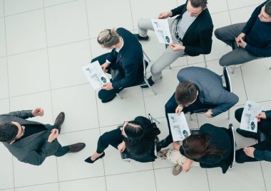 Üst Manzara. Proje Yöneticisi çalışma grubuyla bir toplantıda.