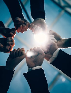 Kapat. Genç iş adamları birliklerini gösteriyorlar.