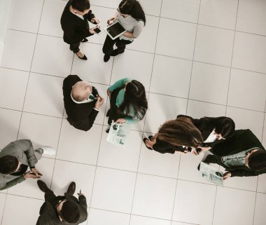 Üst Manzara. Mali verileri tartışan bir grup çalışan