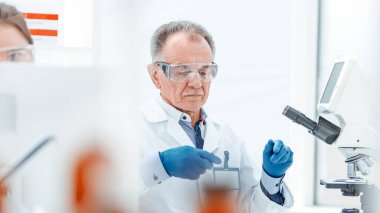 Kapat. Bilim adamları yeni bir aşı üretmeye çalışıyorlar..