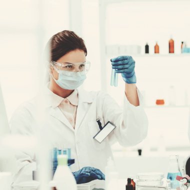 Bir grup bilim adamı bir tıp laboratuarında kan testleri yapıyor. .