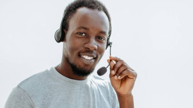 Kapat. Kulaklıklı yakışıklı bir genç adam..