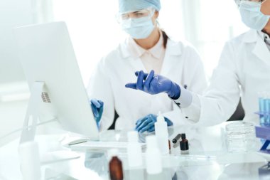 Bilim adamları modern bir laboratuvarda araştırmanın sonuçlarını tartışıyor..