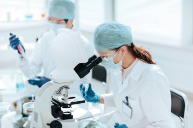 Laboratuvar teknisyeni laboratuarda testler yapıyor. .