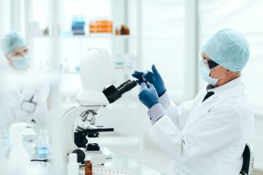 Bilim adamı yeni bir aşıyla ampul açıyor. .