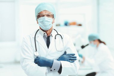 Kapat. Tıp laboratuarında doktorluk yapıyorum..