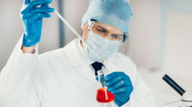 Kapat. Laboratuvarda kan testi yapan bilim adamı..