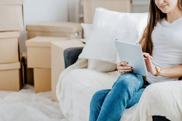 Mujer joven utiliza una tableta digital para pagar un préstamo — Foto de Stock