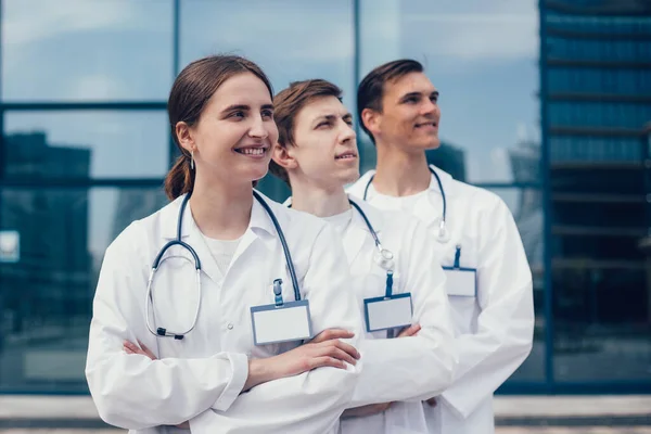 Doe dicht. groep zelfverzekerde medische professionals die op een rij staan. — Stockfoto