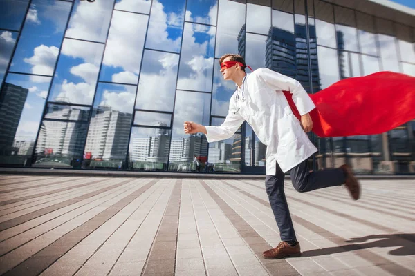 Super-herói médico se apressa para o residente da cidade doente. — Fotografia de Stock