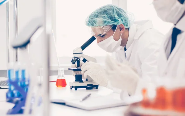 Fecha. cientista testando sangue no laboratório. — Fotografia de Stock