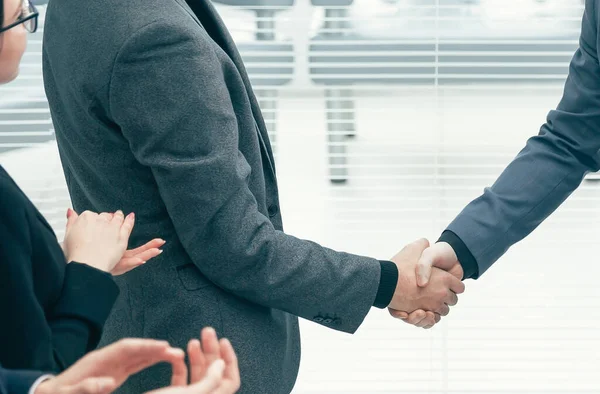 Partner finanziari si stringono la mano . — Foto Stock