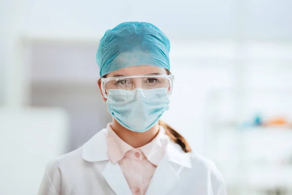 Portret kobiety naukowca w masce ochronnej. — Zdjęcie stockowe