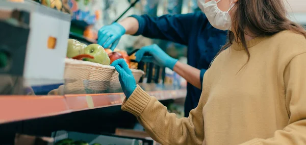 Young woman in a protective mask buys apples — Stock Photo, Image