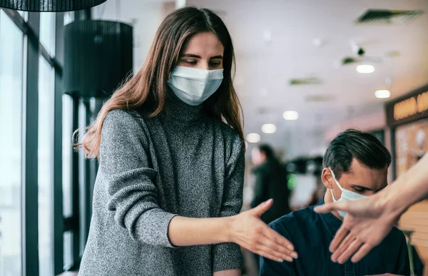 Joven empleado extendiendo su mano para un apretón de manos . —  Fotos de Stock