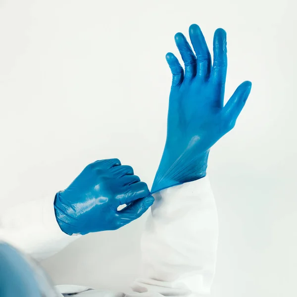 De cerca. doctor poniéndose guantes protectores. — Foto de Stock