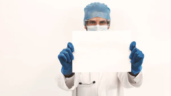 Vicino. foglio bianco in bianco nelle mani di un medico. — Foto Stock