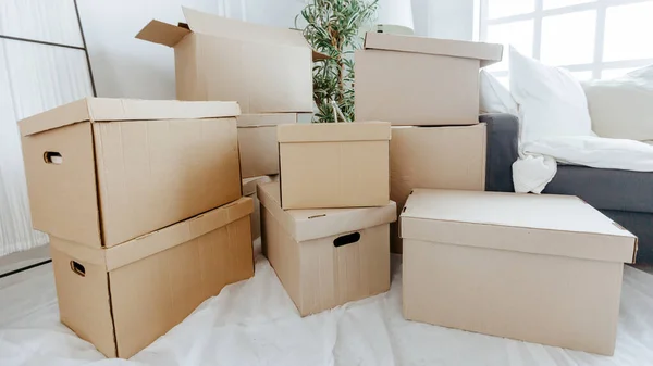 Yeni dairede bir sürü karton kutu var.. — Stok fotoğraf