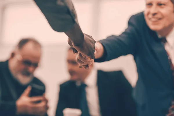 Erfolgreiche Geschäftsleute beim Händeschütteln im Büro — Stockfoto