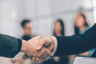 Kapat. Ofis geçmişinde iş tokalaşması.