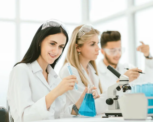 일단의 젊은 과학자들이 실험실에서 연구를 하고 있다 . — 스톡 사진