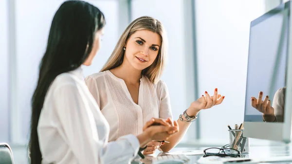 Dos empleados están discutiendo algo sentado en la oficina ta — Foto de Stock