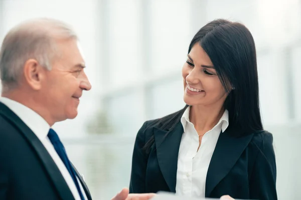 De cerca. hombre de negocios discutiendo un documento de negocios con un consultor. — Foto de Stock