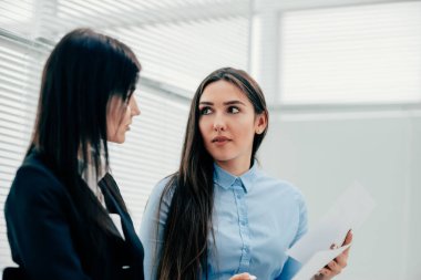 İki genç çalışan iş belgelerini tartışıyor. fotokopi alanı ile fotoğraf