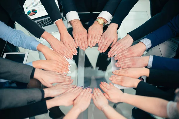 Zespół biznesu łączący się w krąg ich dłoni — Zdjęcie stockowe
