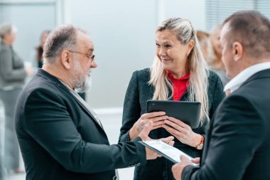 Kapat. İki işadamı el sıkışıyor..