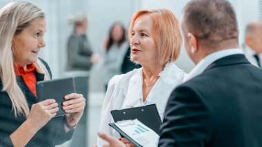 Kapat. İşinin ehli bir iş kadını meslektaşıyla konuşuyor..