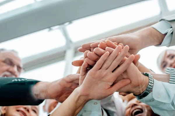 De cerca. equipo empresarial mostrando su unidad — Foto de Stock