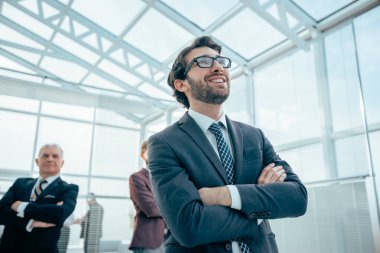 Modern bir ofiste kendine güvenen bir iş adamı.