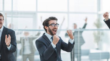 Başarılı çalışanlardan oluşan grup ofiste kutlama yapıyor..