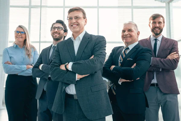Groep van gelukkige collega 's uit het bedrijfsleven staan samen — Stockfoto