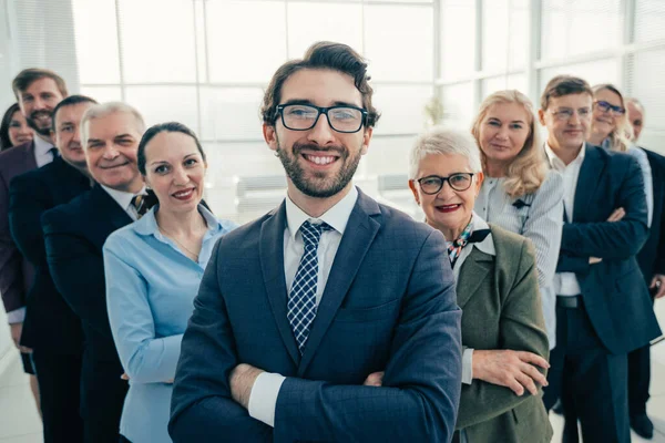 De cerca. un hombre de negocios seguro al frente de un gran equipo de negocios . — Foto de Stock