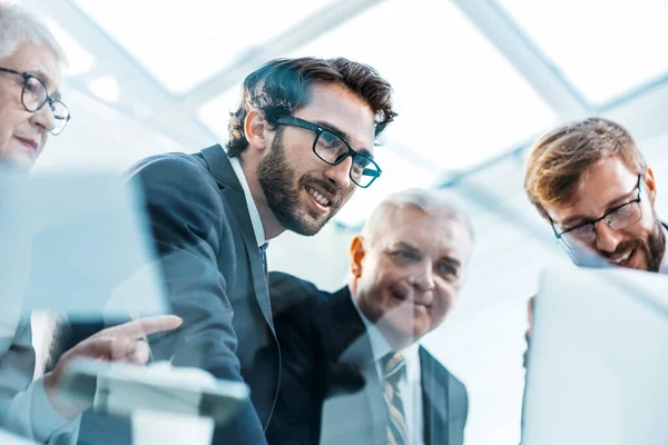 Close up. business team discussing news online. — Stock Photo, Image