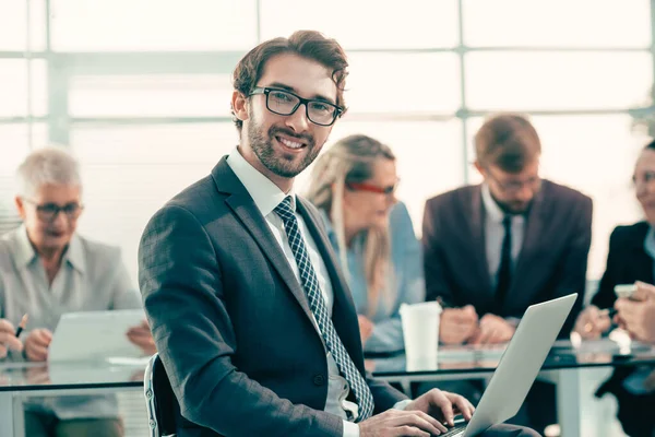 De cerca. retrato de un empresario exitoso en el fondo de la oficina — Foto de Stock