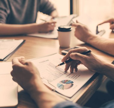 Kapat. Ofis masasındaki mali belgelerin resmi .