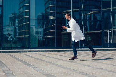 Tam gelişim. Endişeli bir doktor yardıma koşar..