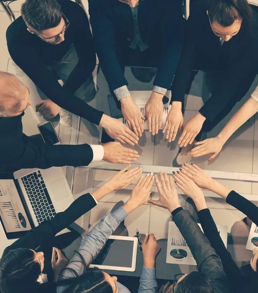 Вид сверху. деловая команда, объединяющая свои руки в круг — стоковое фото