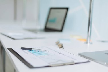 Ofis masasındaki finansal belgelerin arkaplan resmi.