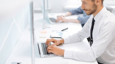 İşadamı ofiste dizüstü bilgisayarla çalışıyor. .