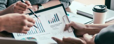 Koruyucu maskeli genç bir kadın meslektaşıyla konuşuyor..